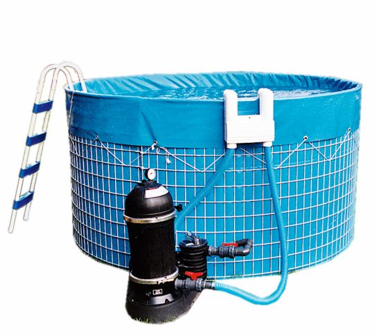 Schwimmbecken im Drahtgittermantel