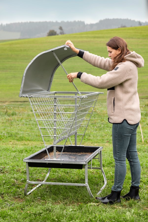 Grillkorb, Schwenkgrill, Metallkonstruktion, Außenbereich, Feld